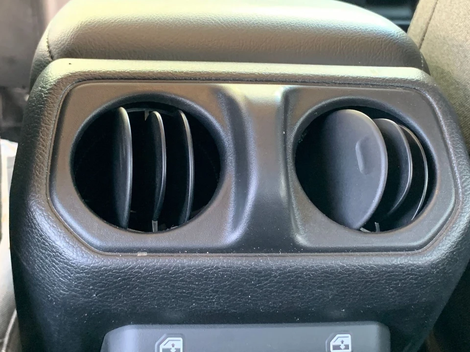 2025 Jeep JL Wrangler - Image 23 of 31