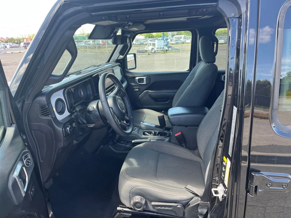 2025 Jeep JL Wrangler - Image 23 of 31