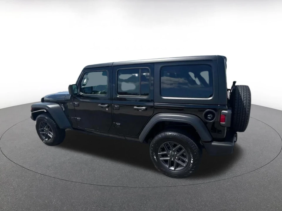 2025 Jeep JL Wrangler - Image 11 of 31