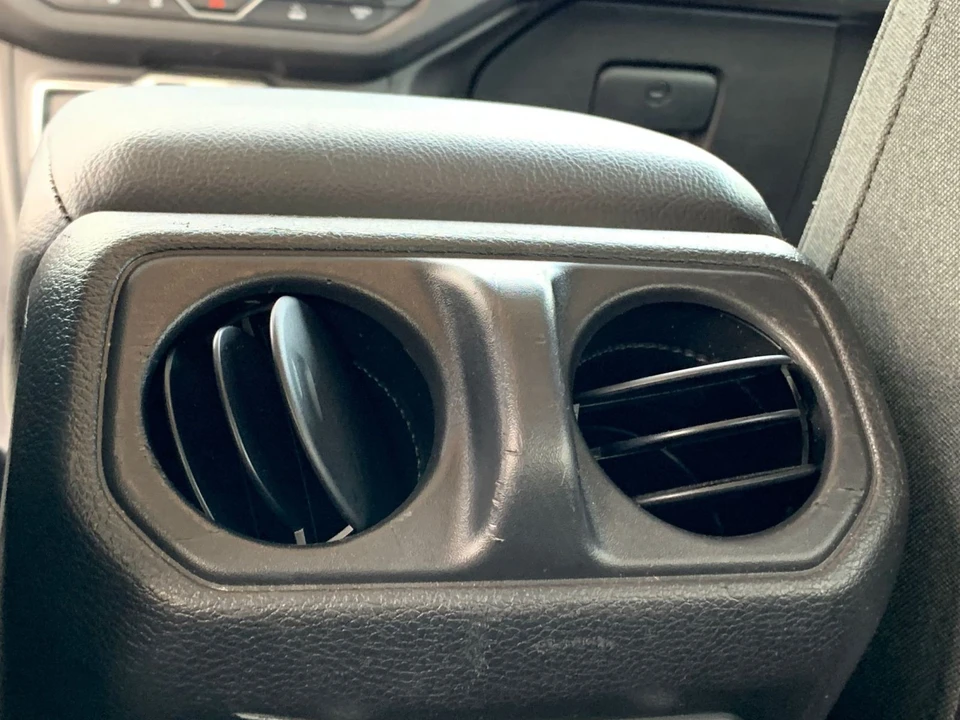 2025 Jeep JL Wrangler - Image 23 of 31