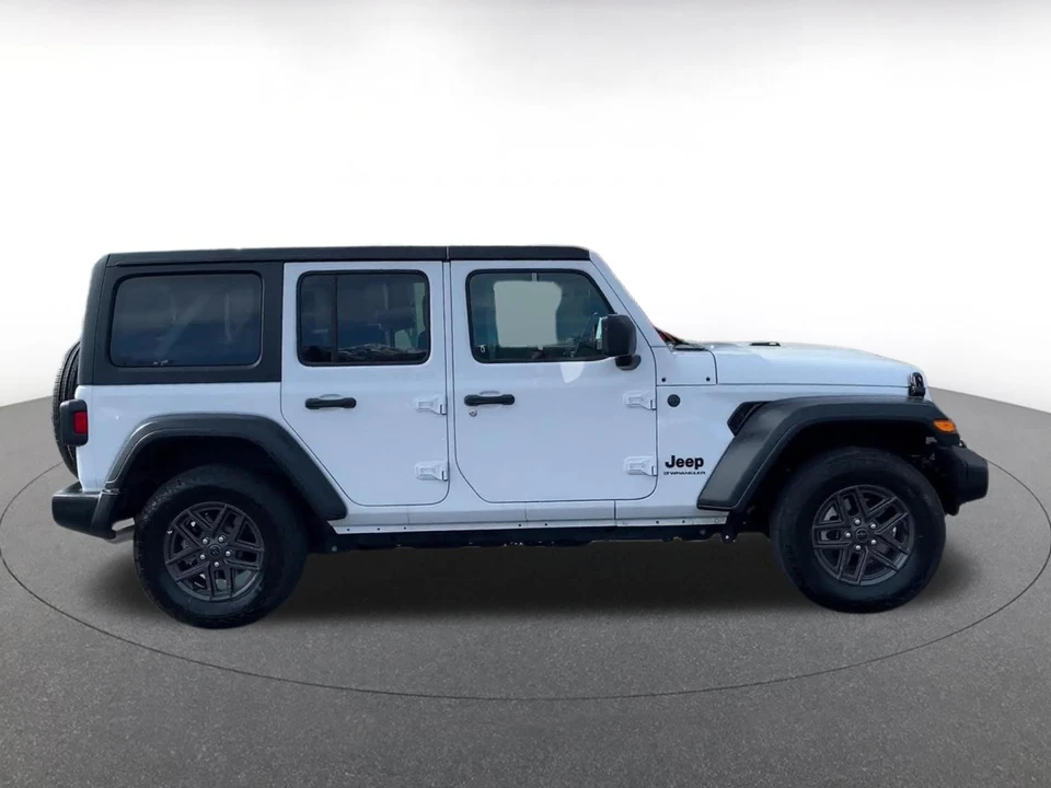 2025 Jeep JL Wrangler - Image 17 of 31