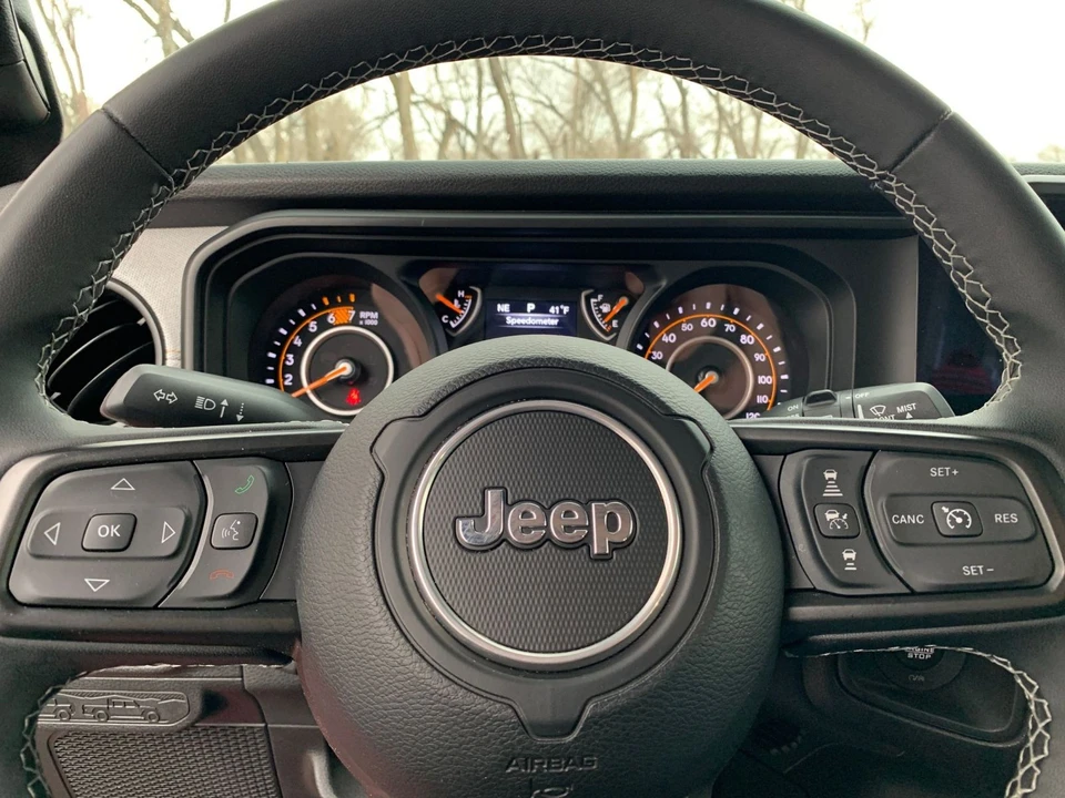 2025 Jeep JL Wrangler - Image 28 of 31