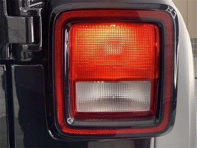 2025 Jeep JL Wrangler - Image 13 of 21