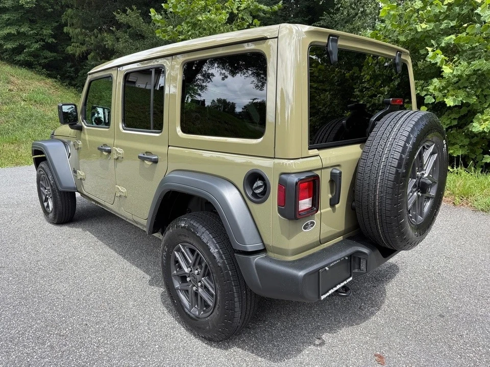 2025 Jeep JL Wrangler - Image 9 of 21