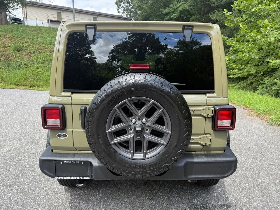2025 Jeep JL Wrangler - Image 8 of 21