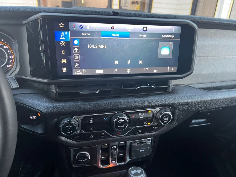 2025 Jeep JL Wrangler - Image 18 of 31
