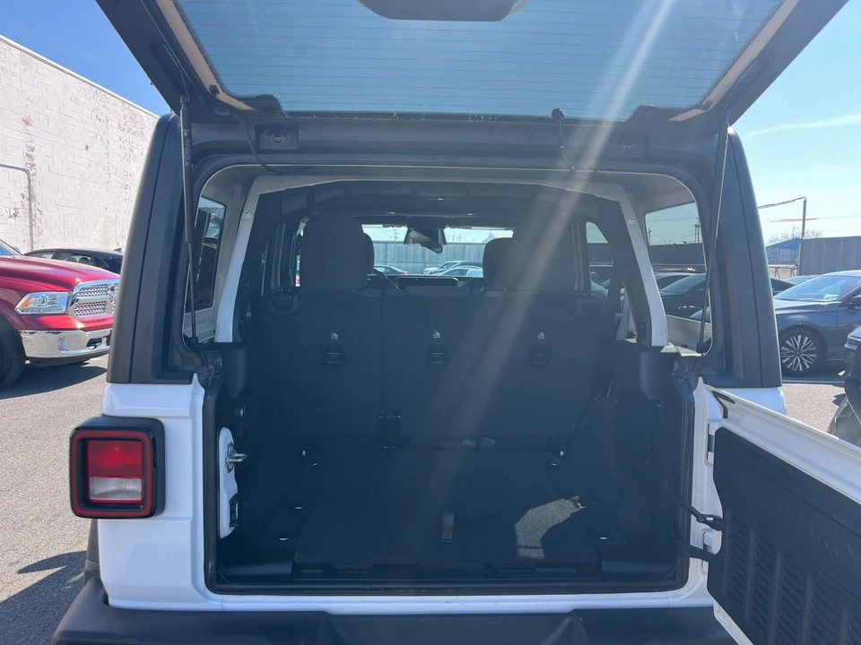 2025 Jeep JL Wrangler - Image 25 of 31