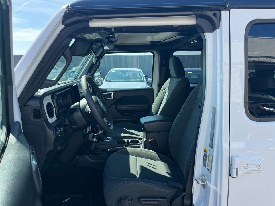 2025 Jeep JL Wrangler - Image 21 of 31