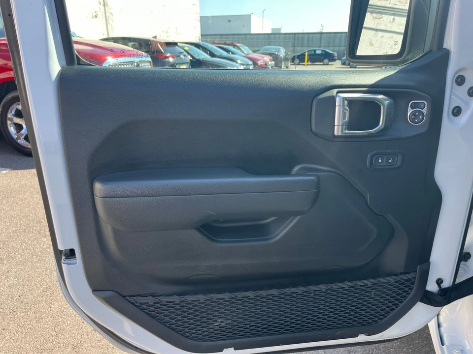 2025 Jeep JL Wrangler - Image 15 of 31
