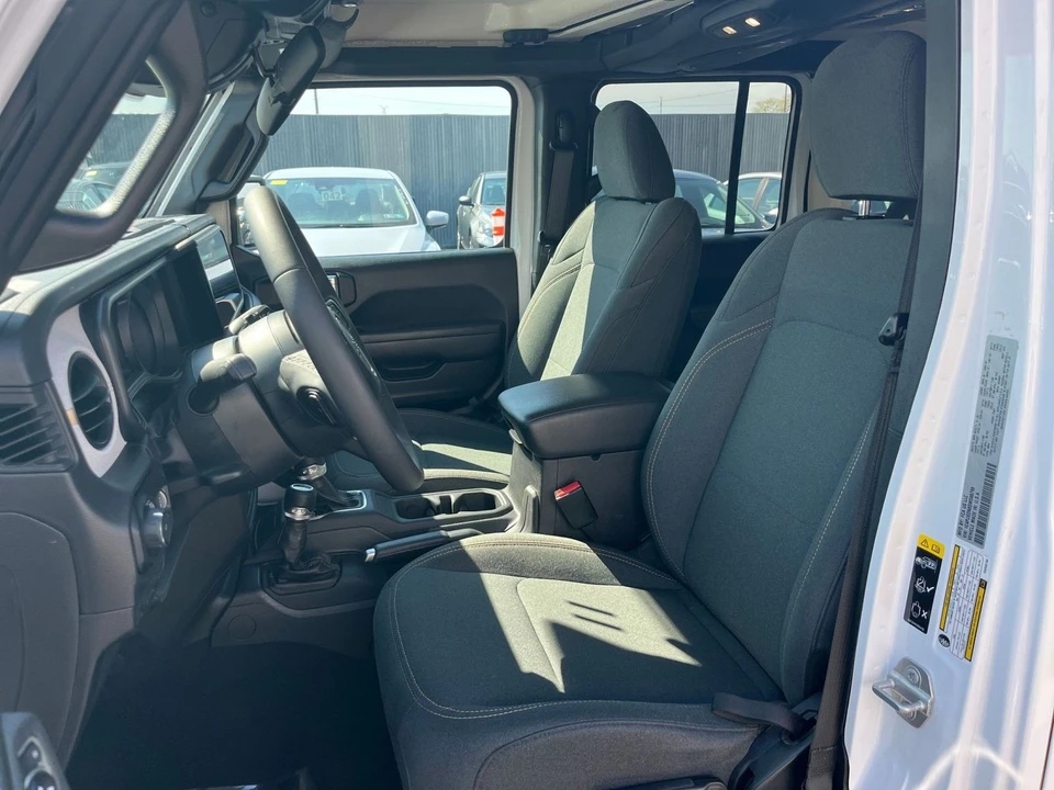 2025 Jeep JL Wrangler - Image 30 of 31
