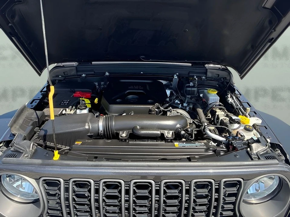 2025 Jeep JL Wrangler - Image 19 of 23