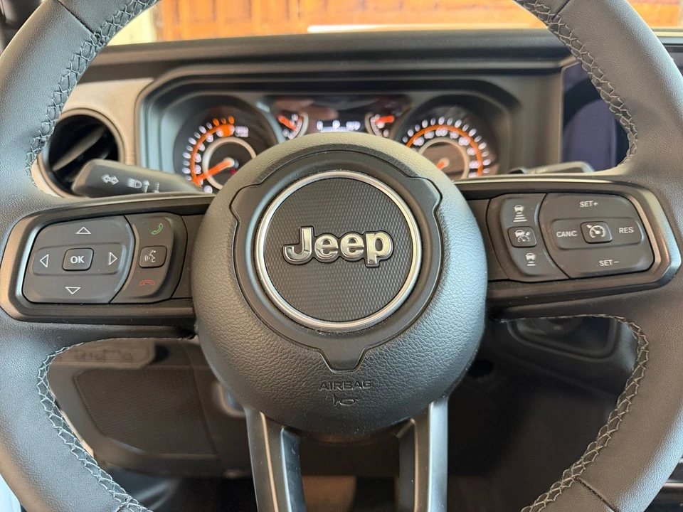 2025 Jeep JL Wrangler - Image 23 of 31