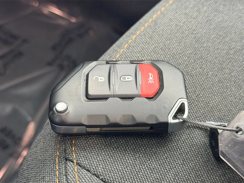 2025 Jeep JL Wrangler - Image 18 of 31