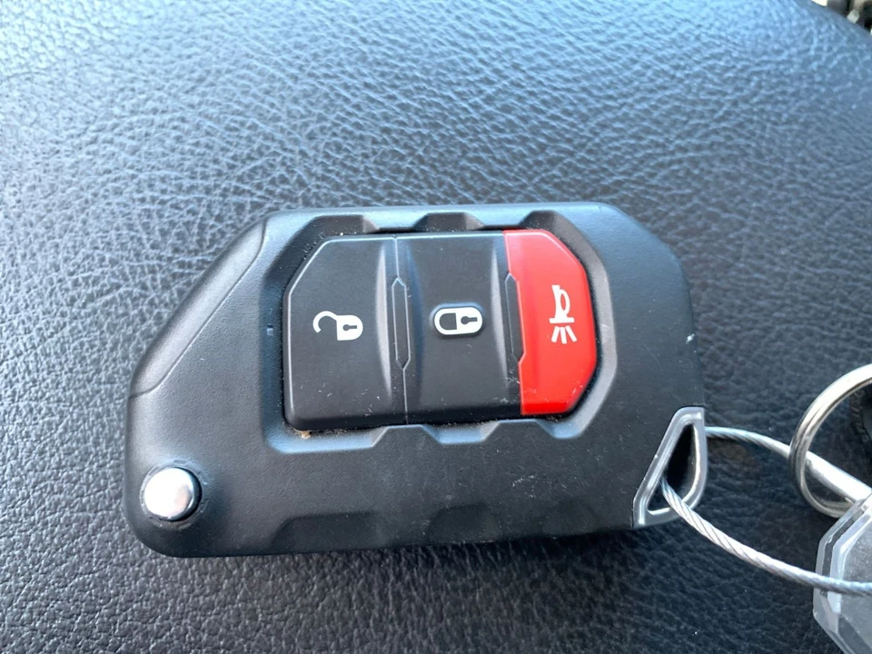 2025 Jeep JL Wrangler - Image 17 of 31