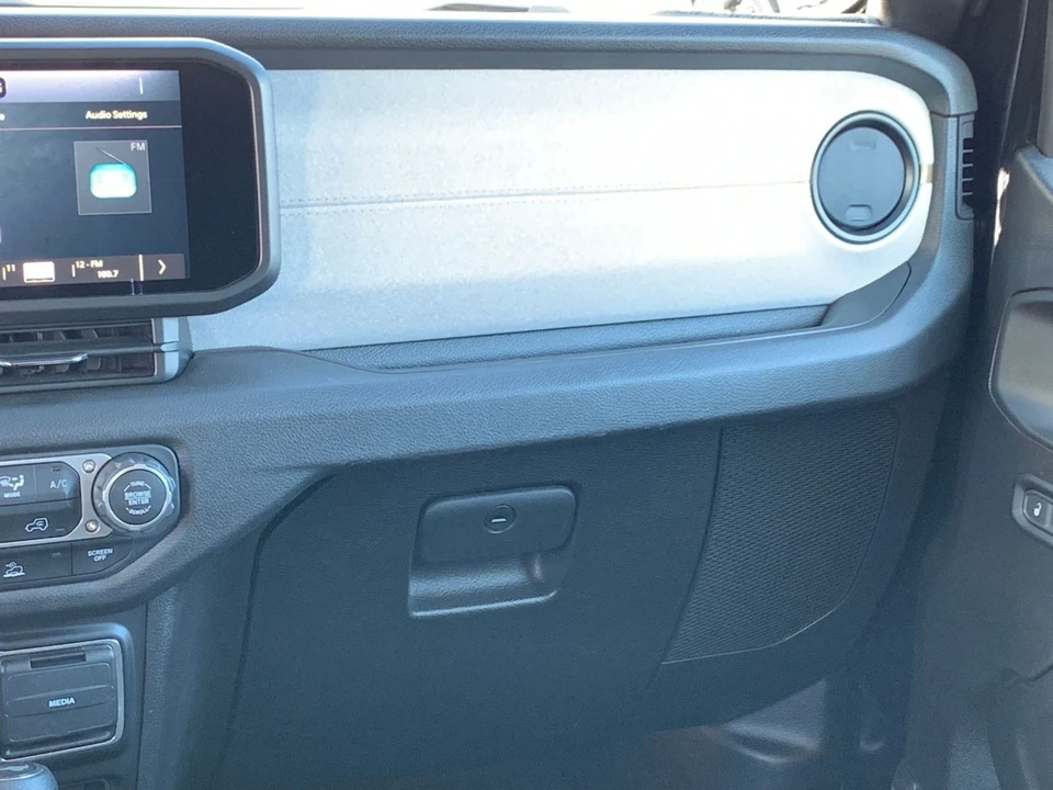2025 Jeep JL Wrangler - Image 29 of 31