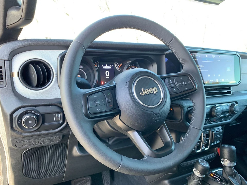 2025 Jeep JL Wrangler - Image 28 of 31