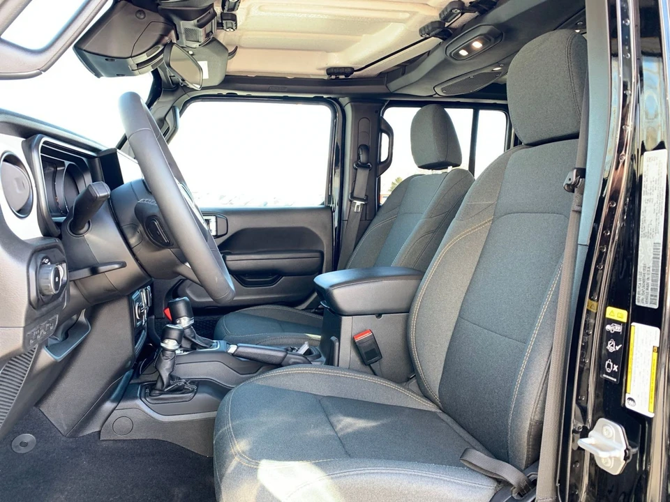 2025 Jeep JL Wrangler - Image 21 of 31