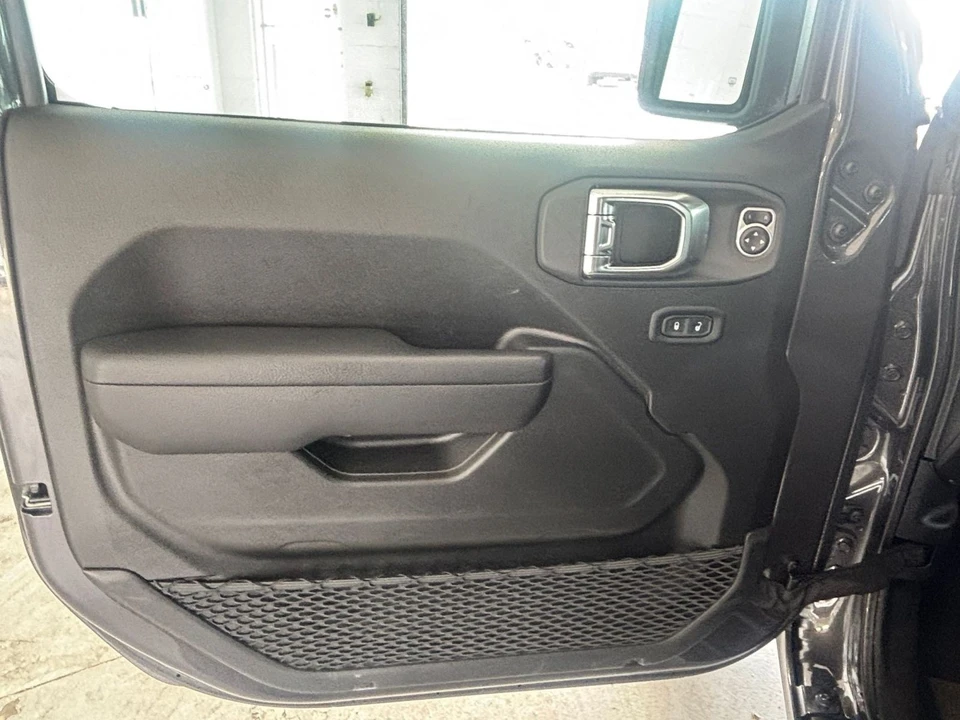 2025 Jeep JL Wrangler - Image 20 of 31