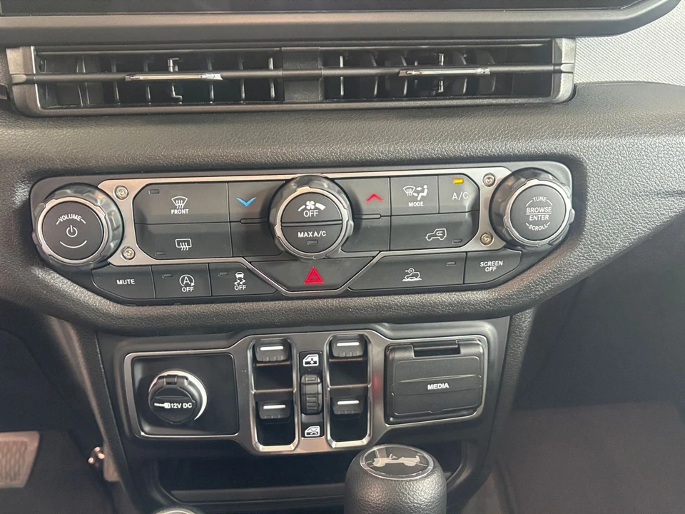 2025 Jeep JL Wrangler - Image 19 of 31