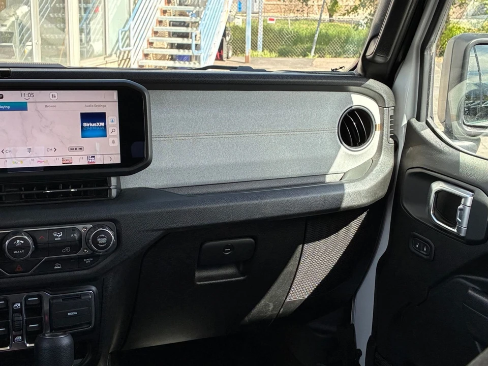 2025 Jeep JL Wrangler - Image 29 of 31