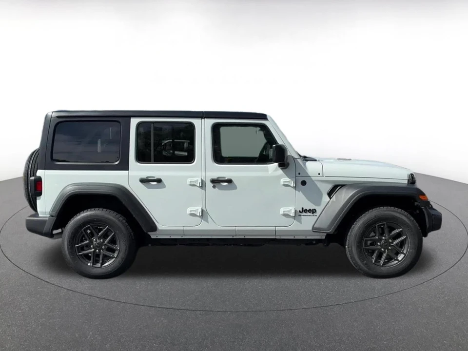 2025 Jeep JL Wrangler - Image 17 of 31