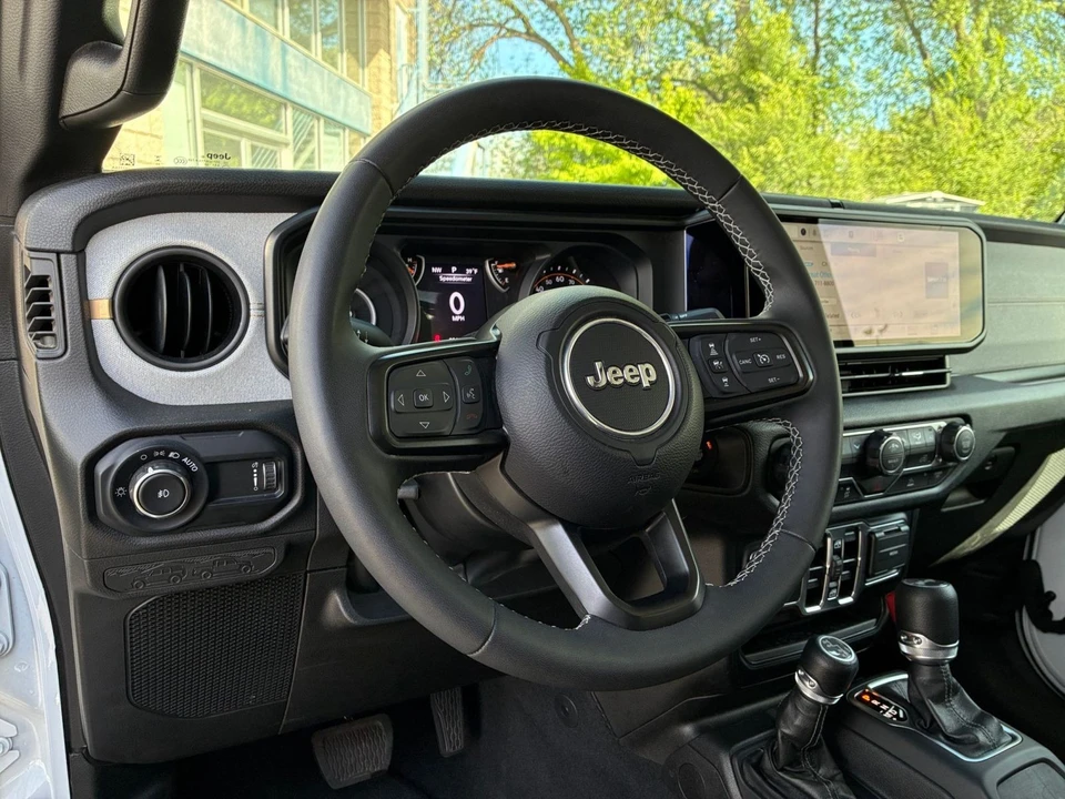 2025 Jeep JL Wrangler - Image 28 of 31