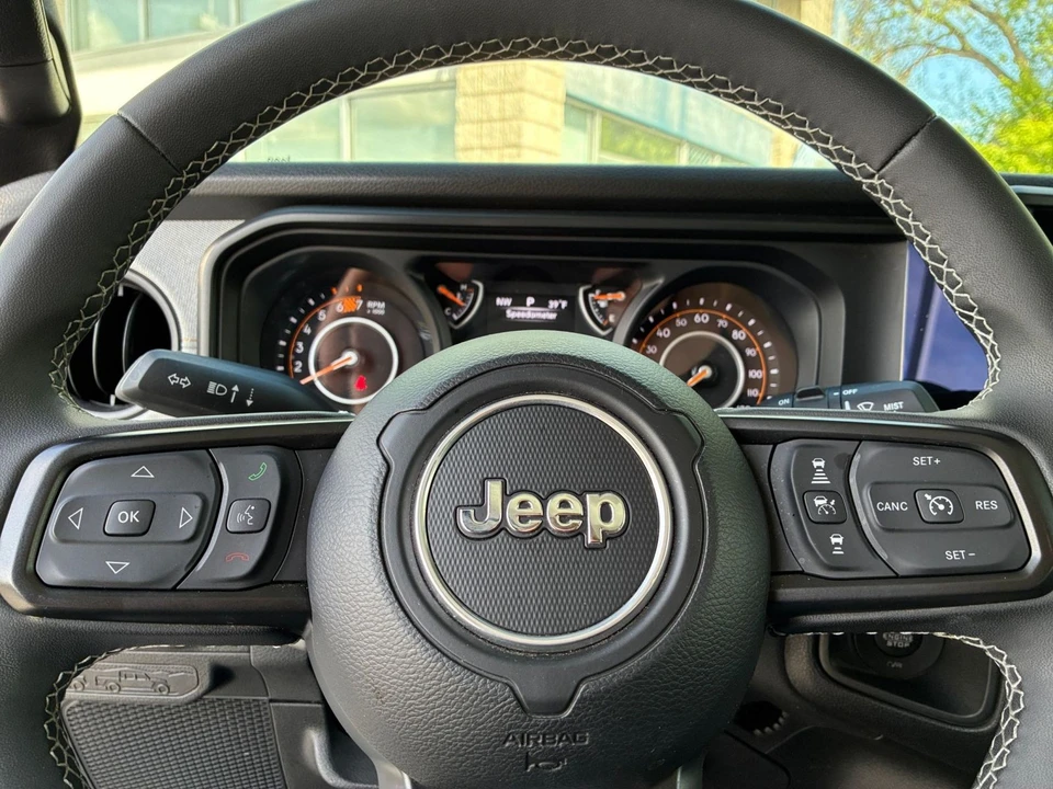 2025 Jeep JL Wrangler - Image 28 of 31