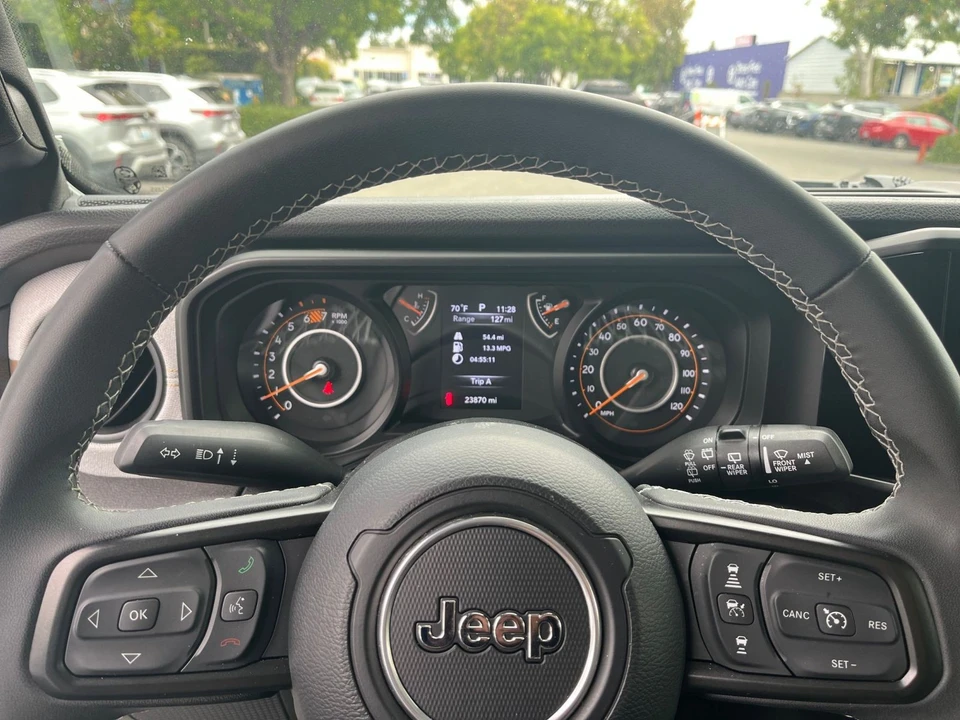 2025 Jeep JL Wrangler - Image 28 of 31