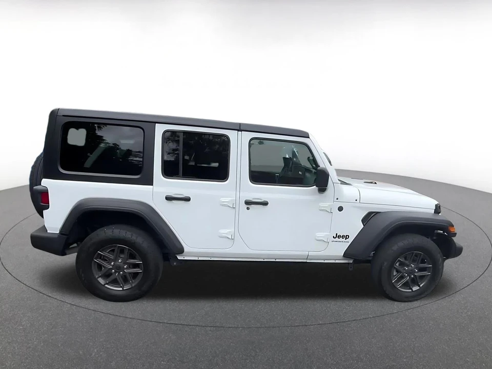 2025 Jeep JL Wrangler - Image 17 of 31