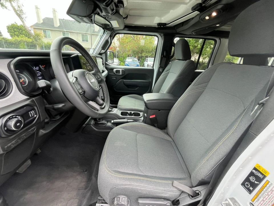 2025 Jeep JL Wrangler - Image 27 of 31