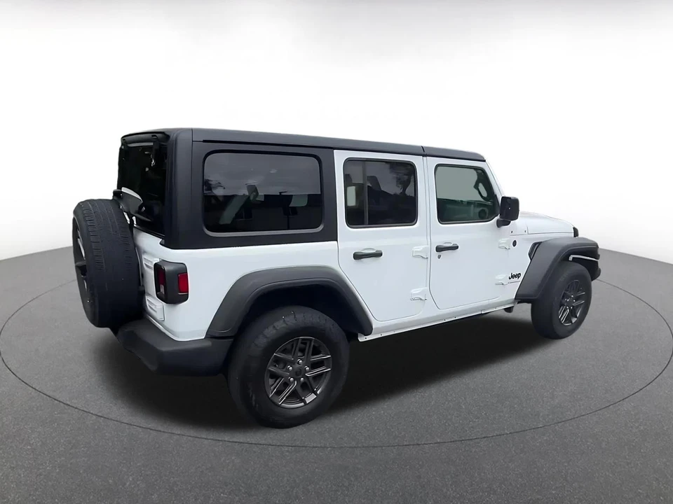 2025 Jeep JL Wrangler - Image 15 of 31