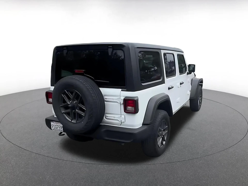 2025 Jeep JL Wrangler - Image 16 of 31