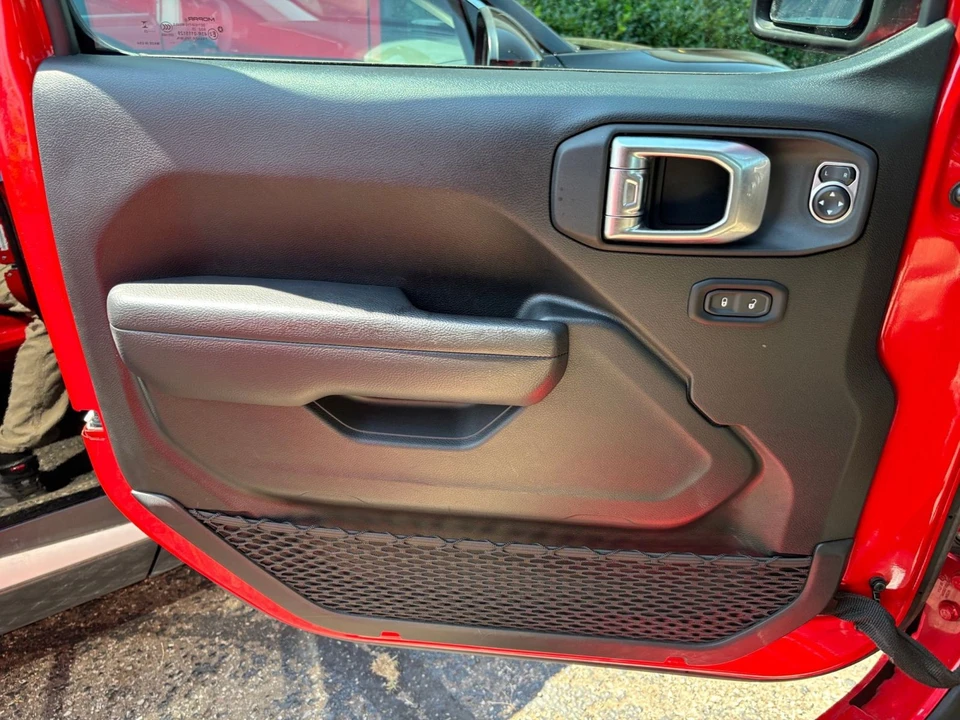 2025 Jeep JL Wrangler - Image 20 of 31