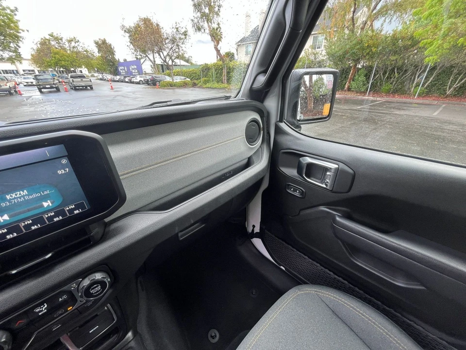 2025 Jeep JL Wrangler - Image 29 of 31
