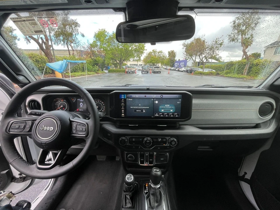 2025 Jeep JL Wrangler - Image 27 of 31