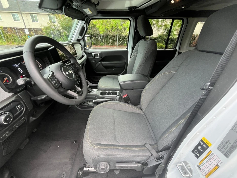 2025 Jeep JL Wrangler - Image 27 of 31
