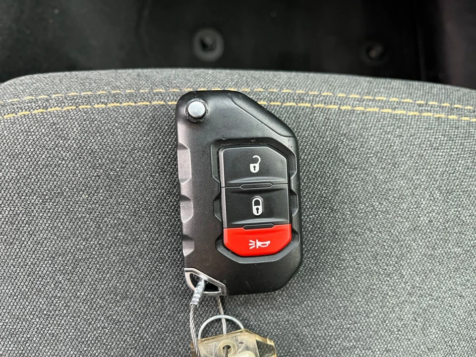 2025 Jeep JL Wrangler - Image 23 of 31