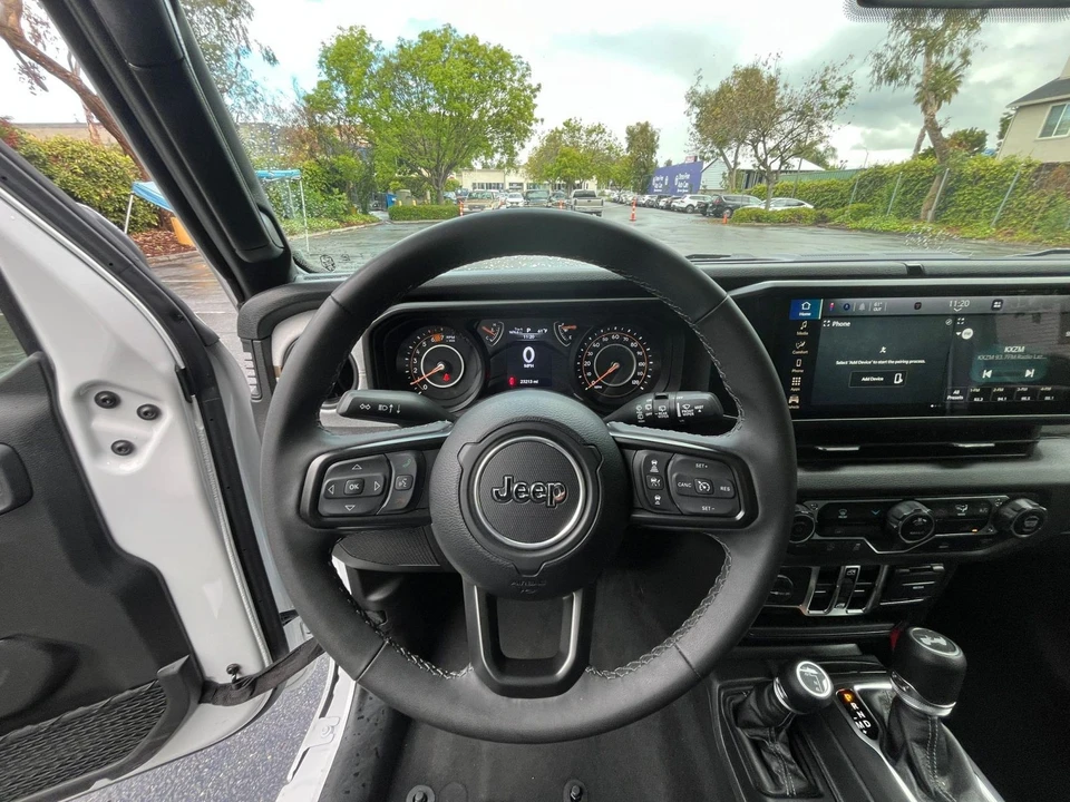 2025 Jeep JL Wrangler - Image 28 of 31
