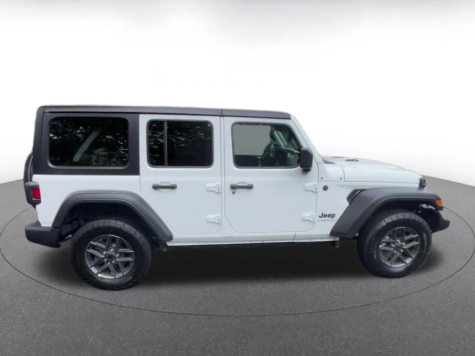 2025 Jeep JL Wrangler - Image 18 of 31