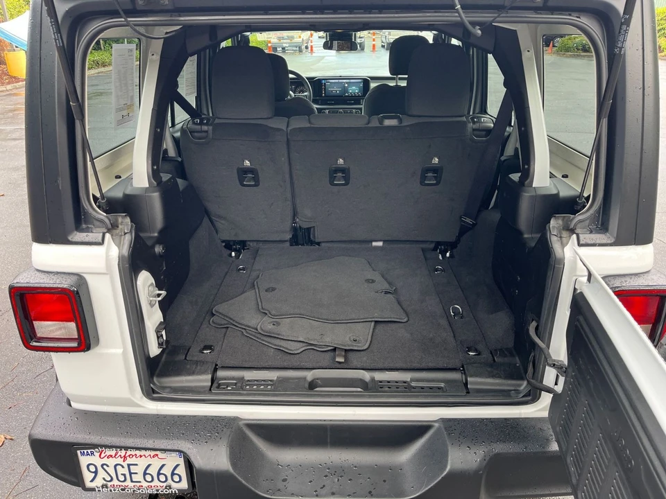 2025 Jeep JL Wrangler - Image 25 of 31