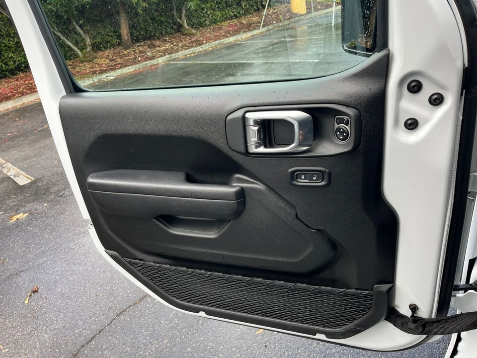 2025 Jeep JL Wrangler - Image 20 of 31