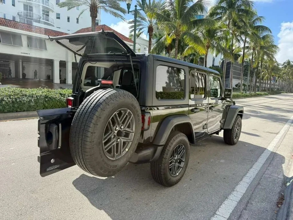 2025 Jeep JL Wrangler - Image 10 of 12