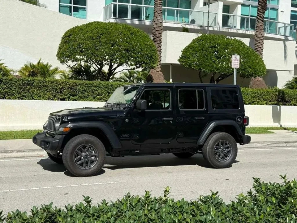 2025 Jeep JL Wrangler - Image 9 of 12