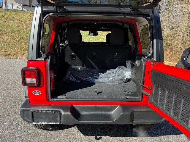 2025 Jeep JL Wrangler - Image 15 of 21