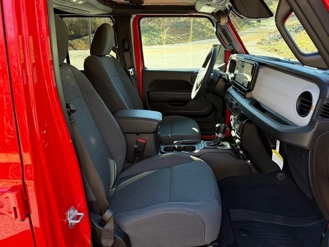 2025 Jeep JL Wrangler - Image 17 of 21