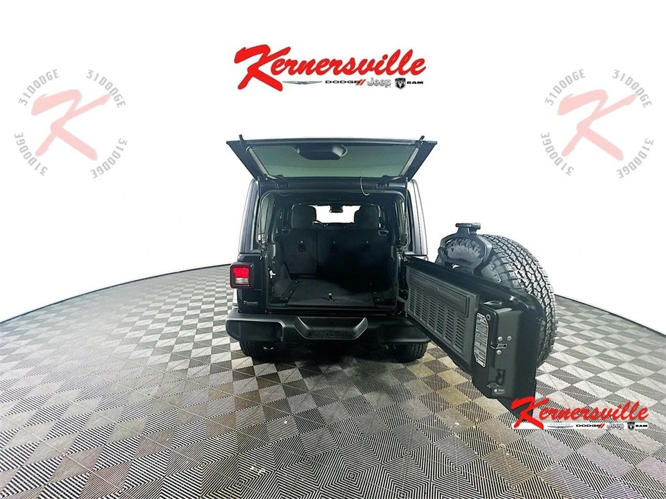 2025 Jeep JL Wrangler - Image 15 of 20