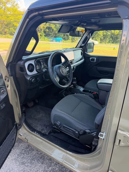 2025 Jeep JL Wrangler - Image 9 of 11