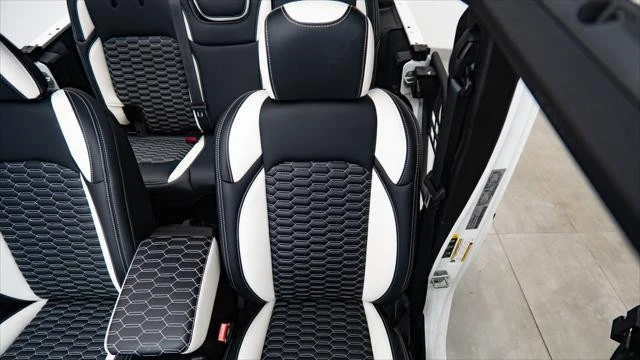 2025 Jeep JL Wrangler - Image 25 of 31