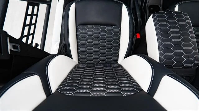2025 Jeep JL Wrangler - Image 27 of 31
