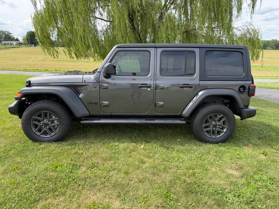 2025 Jeep JL Wrangler - Image 10 of 10